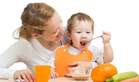 寶寶每天應該吃幾次輔食？需要什么餐具？